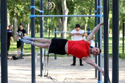 Una imagen de un deportista practicando la calistenia en Las Moreras. / M. ÁLVAREZ