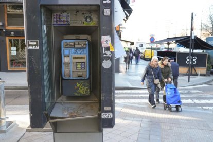 Cabina situada en la Plaza Poniente, con la esquina Jorge Guillén. -J.M. LOSTAU