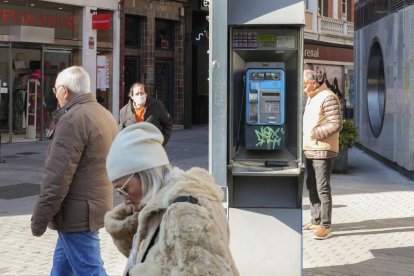 Cabina situada en la Calle Montero Calvo con Montero Calvo. -J.M. LOSTAU