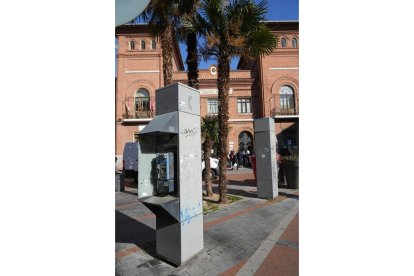 Cabinas fijas en la Plaza España, próximas al Colegio García Quintana. -J.M. LOSTAU