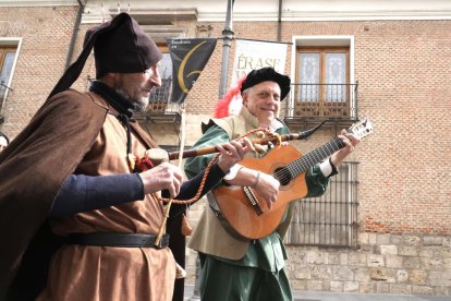 Desfile 'Valladolid tiene historia' en la Plaza San Pablo. -J.M. LOSTAU
