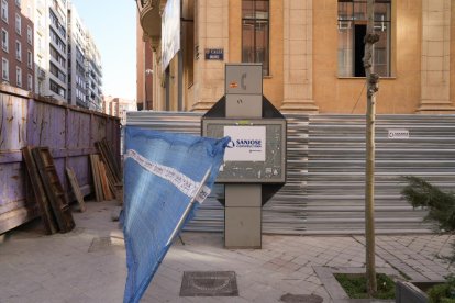 Cabina emplazada en la Calle Muro, donde tiene lugar la rehabilitación del antiguo edificio de Hacienda. -J.M. LOSTAU
