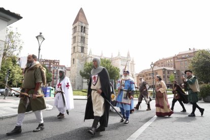 Desfile 'Valladolid tiene historia' en la Plaza San Pablo. -J.M. LOSTAU