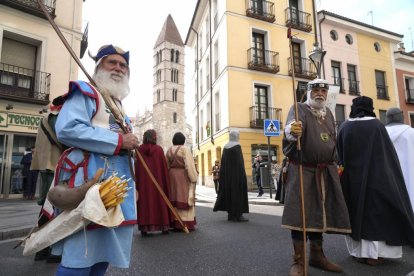 Desfile 'Valladolid tiene historia' en la Plaza San Pablo. -J.M. LOSTAU