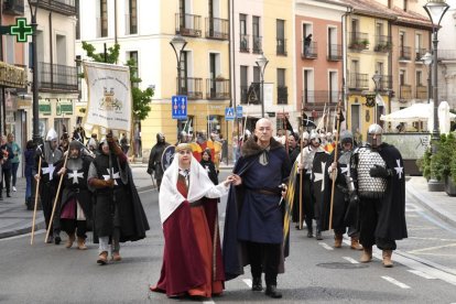 Desfile 'Valladolid tiene historia' en la Plaza San Pablo. -J.M. LOSTAU