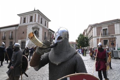Desfile 'Valladolid tiene historia' en la Plaza San Pablo. -J.M. LOSTAU