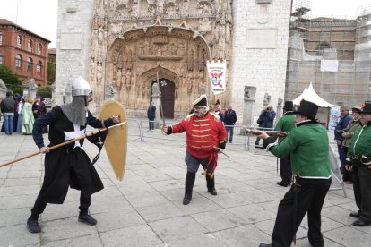 Desfile 'Valladolid tiene historia' en la Plaza San Pablo. -J.M. LOSTAU