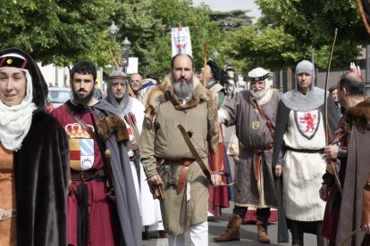 Desfile 'Valladolid tiene historia' en la Plaza San Pablo. -J.M. LOSTAU