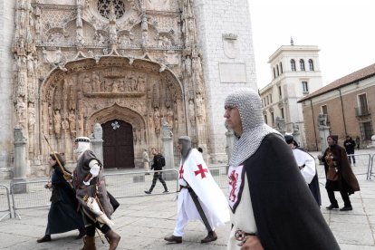 Desfile 'Valladolid tiene historia' en la Plaza San Pablo. -J.M. LOSTAU