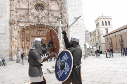 Desfile 'Valladolid tiene historia' en la Plaza San Pablo. -J.M. LOSTAU