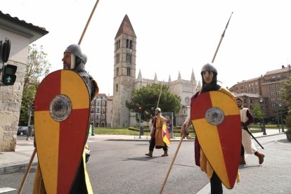 Desfile 'Valladolid tiene historia' en la Plaza San Pablo. -J.M. LOSTAU