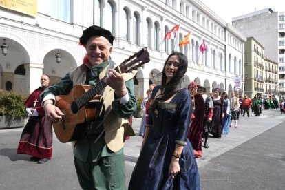 Desfile 'Valladolid tiene historia' en la Plaza San Pablo. -J.M. LOSTAU