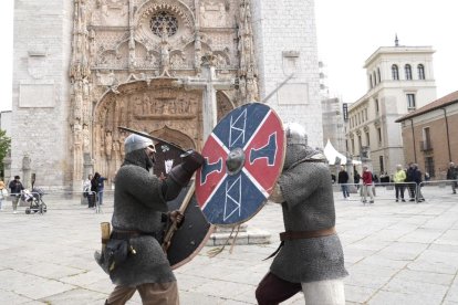 Desfile 'Valladolid tiene historia' en la Plaza San Pablo. -J.M. LOSTAU