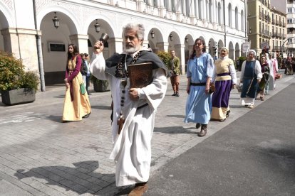 Desfile 'Valladolid tiene historia' en la Plaza San Pablo. -J.M. LOSTAU