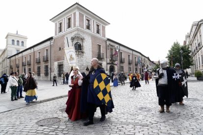 Desfile 'Valladolid tiene historia' en la Plaza San Pablo. -J.M. LOSTAU