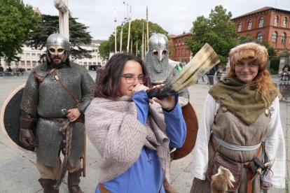 Desfile 'Valladolid tiene historia' en la Plaza San Pablo. -J.M. LOSTAU