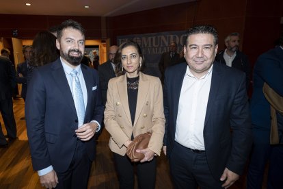 Los procuradores de la UPL José ramón García, Alicia Gallego y Luis Mariano Santos.- PHOTOGENIC