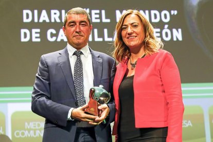 Pablo Lago recibe el premio de manos de Virginia Barcones. J.M. LOSTAU