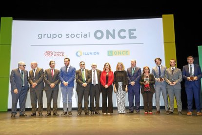Los premiados posan en la foto de familia al finalizar el acto junto a los responsables de la Once y las autoridades. R. GRÁFICO: J.M. LOSTAU