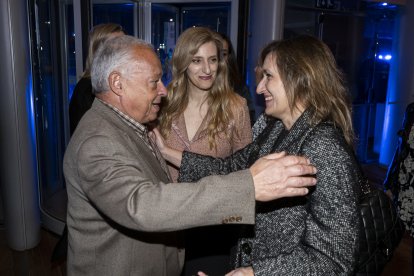 Gonzalo Santonja saluda a Rocío Lucas.- PHOTOGENIC