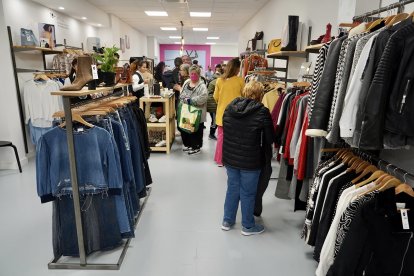 Nueva tienda de la cadena Moda re- de Caritas en Valladolid.- ICAL