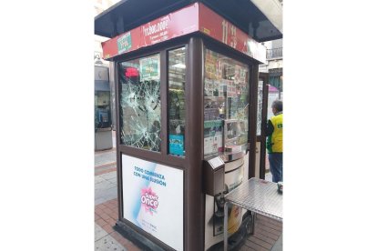 Estado en el que han quedado los vidrios de los locales de plaza España