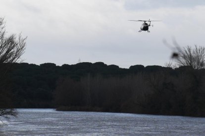 Uno de los helicópteros que participa en la búsqueda. J.M. LOSTAU