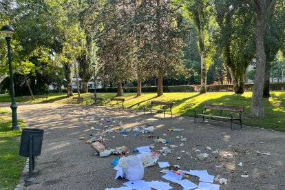 Restos de la noche de San Juan en Valladolid. E.M.