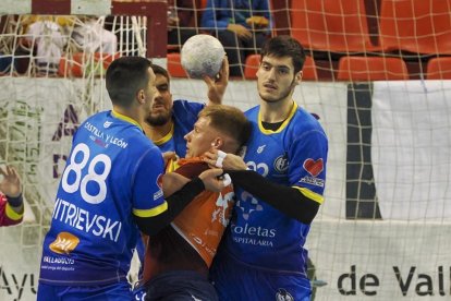 La defensa del Recoletas cierra el avance de un jugador del Benidorm. / PHOTOGENIC