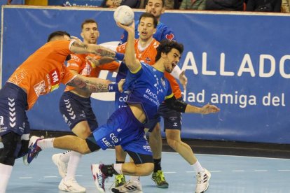 Callle penetra entre líneas. / PHOTOGENIC