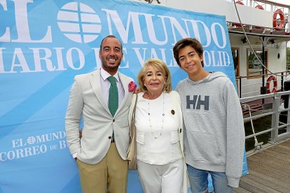 Pelayo Arango (escritor), Carmen Lara (La Verde) y Jacobo Llorente.