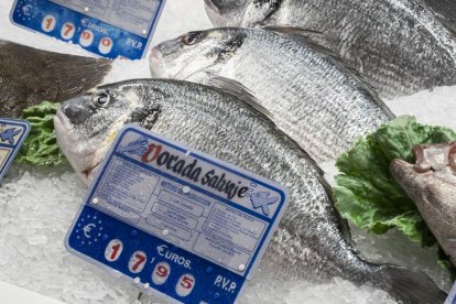 Precio de dorada salvaje en el Mercado del Val durante las compras de Navidad. -PHOTOGENIC