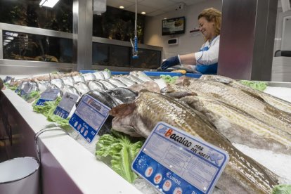 Variedad de pescados en una de las pescaderías del Mercado del Val durante las compras de Navidad. -PHOTOGENIC
