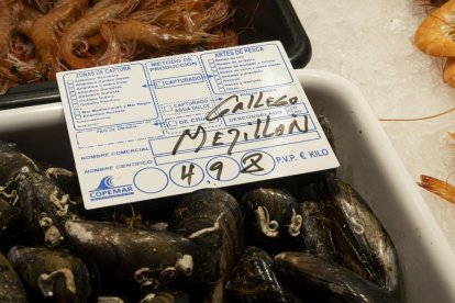 Oferta de mejillón gallego en el Mercado del Val durante las compras de Navidad. -PHOTOGENIC