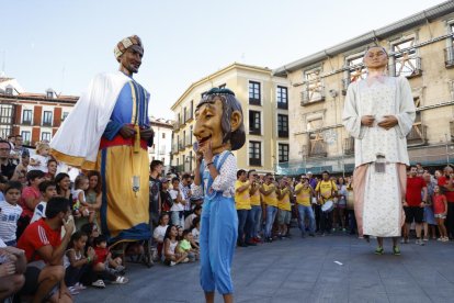 Gigantes y cabezudos en las fiestas de Valladolid. PHOTOGENIC