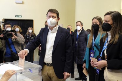 El candidato del PP, Alfonso Fernández Mañueco, vota en Salamanca