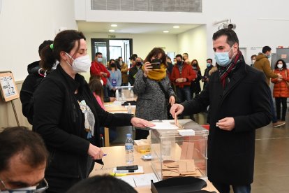 El candidato a la presidencia de la Junta de Castilla y Le?n del PSOE, Luis Tudanca, vota en Burgos