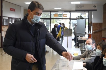 Ángel Ibáñez (PP) ejerce su derecho al voto en la provincia de Burgos.