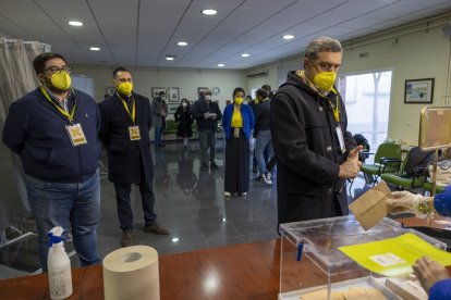 Votación del cabeza de lista de Por Ávila, Pedro Pascual, en las elecciones a las Cortes de Castilla y León.