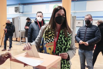 La cabeza de lista del PSOE por León a las Cortes, Nuria Rubio, vota en el Colegio Luis Vives de la capital leonesa