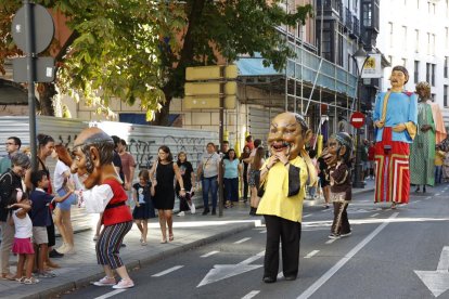 Gigantes y cabezudos en las fiestas de Valladolid. PHOTOGENIC