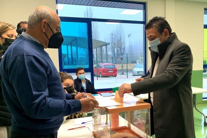 El cabeza de lista de la UPL por León a las Cortes, Luis Mariano Santos, vota en Cistierna (León)