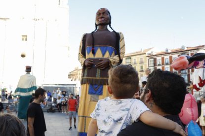 Gigantes y cabezudos en las fiestas de Valladolid. PHOTOGENIC