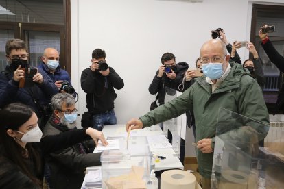 El cabeza de lista de Cs a las Cortes por Valladolid, Francisco Igea, vota en las elecciones a las Cortes de Castilla y Le?n