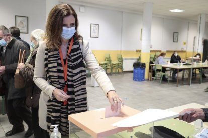 La cabeza de lista de Ciudadanos por León a las Cortes, Ana Carlota Amigo, vota en el Colegio Quevedo de la capital leonesa