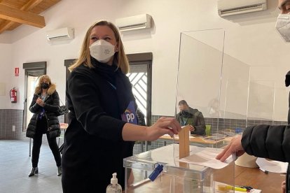 La número uno de la candidatura del Partido Popular por Zamora a las Elecciones Autonómicas, Isabel Blanco, vota en Zamora.