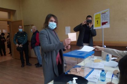 La candidata número no del PP a las Cortes por Soria, Rocío Lucas, vota en un colegio de Soria.
