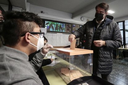El cabeza de lista del PP por León a las Cortes, Juan Carlos Suárez-Quiñones, vota en el colegio Juan del Encina.