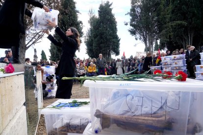 Enterramiento de las 245 personas recuperadas de las fosas comunes en los años 2016 y 2017 en el memorial con los nombres de las 2.650 personas asesinadas en la provincia de Valladolid por la represión franquista