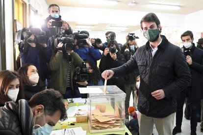 El candidato a la presidencia de la Junta de Castilla y León de VOX, Juan García-Gallardo, vota en Burgos.